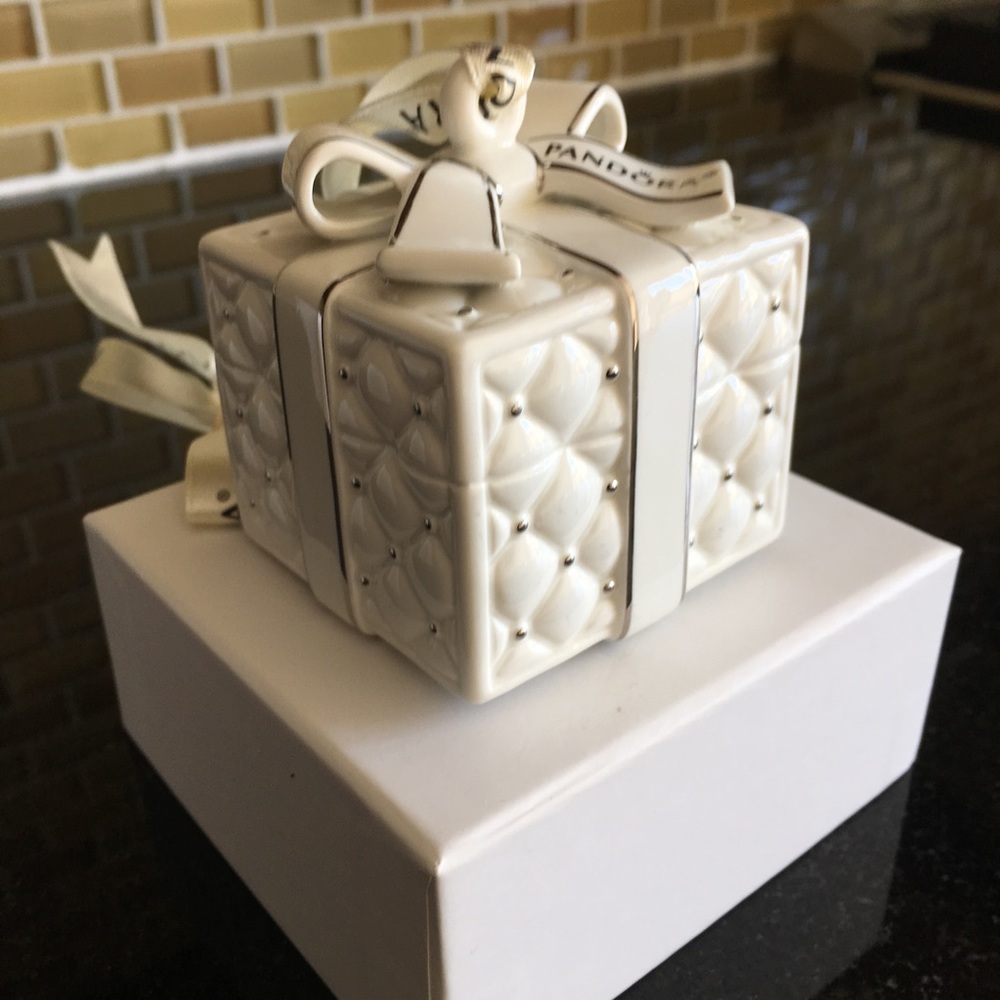 🎁PANDORA Ceramic gift holder/ornament. Never used